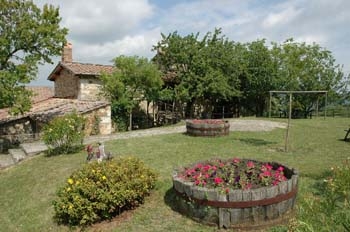 Giardino curato e ampi spazi esterni