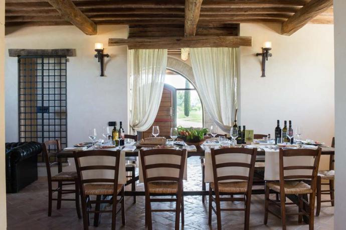 Sala da Pranzo in Villa Padronale con Giardino 