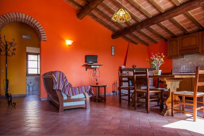 interno appartamento con tv