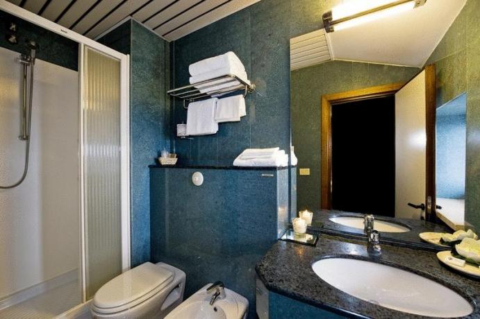 Bagno privato con asciugamani e doccia hotel3stelle Assisi 