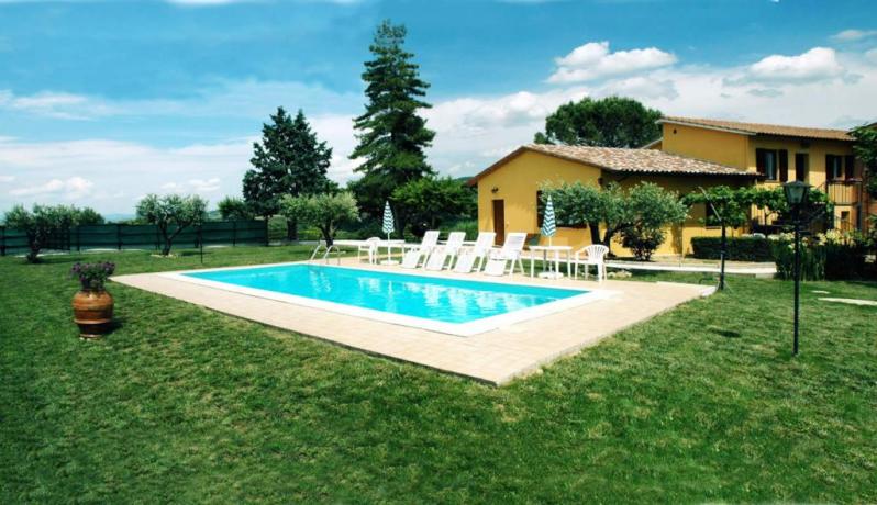 Il Casale a Deruta, vicino Perugia, casale per vacanza in posizione panoramica, ampia piscina attrezzata. Appartamenti e camere con bagno privato.