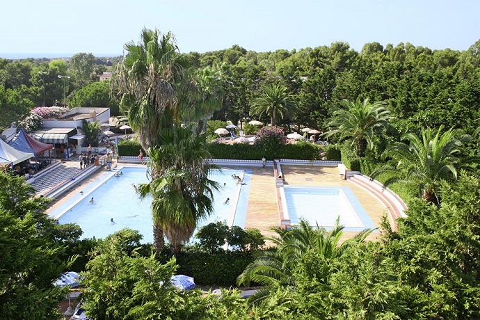 Vista piscina residence Marina di Mancaversa nel Salento