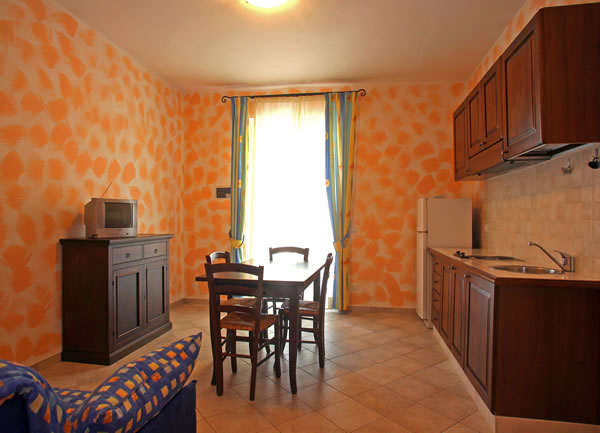 Ampio soggiorno con cucina attrezzata