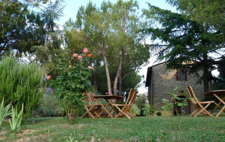 Zona relax in giardino tra gli aromi