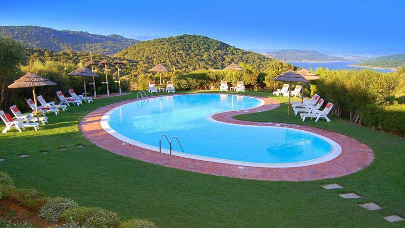 Piscina con solarium e vista Lago in Sardegna