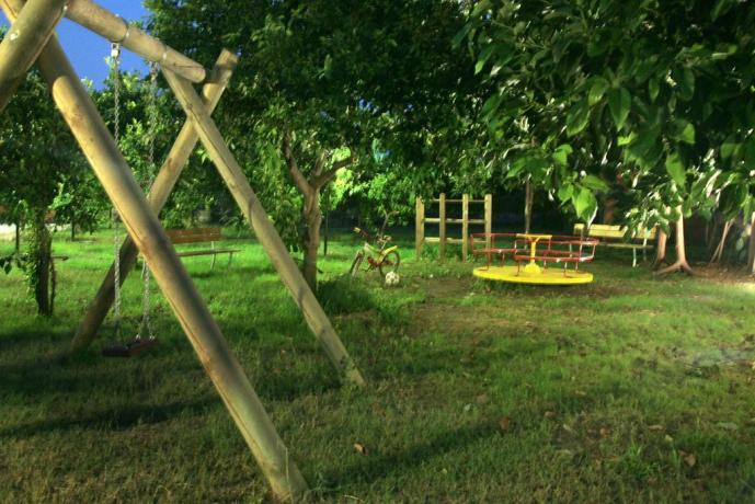 Parco giochi attrezzato in agriturismo ideale per famiglie