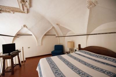 Camea con archi e arredamento antico