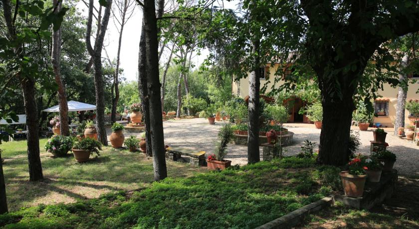 giardino esterno con gazebo