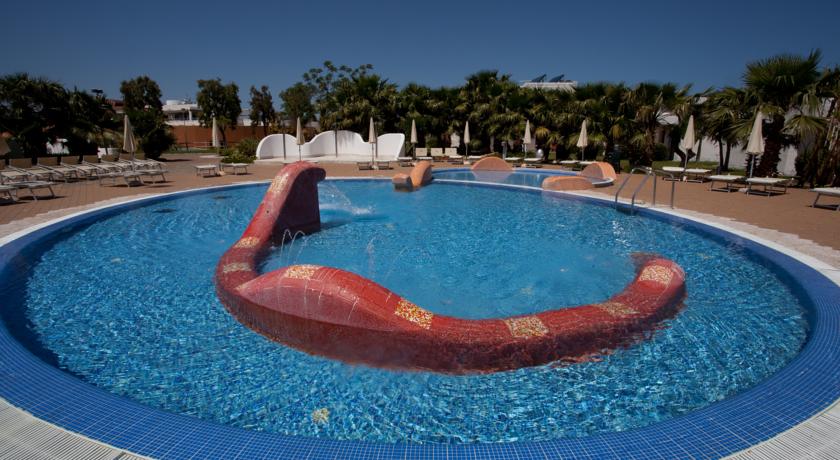 Piscine, Animazione, Centro Benessere, mega villaggio con accesso diretto sul mare.