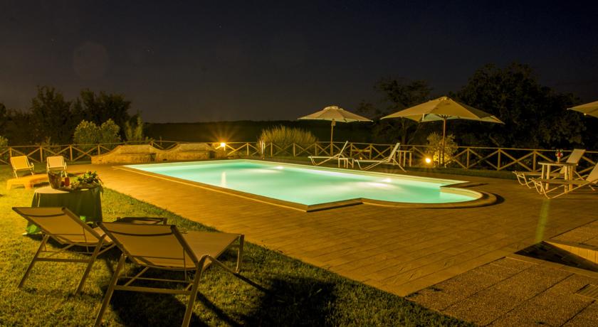 Piscina notturna con giardino attrezzato