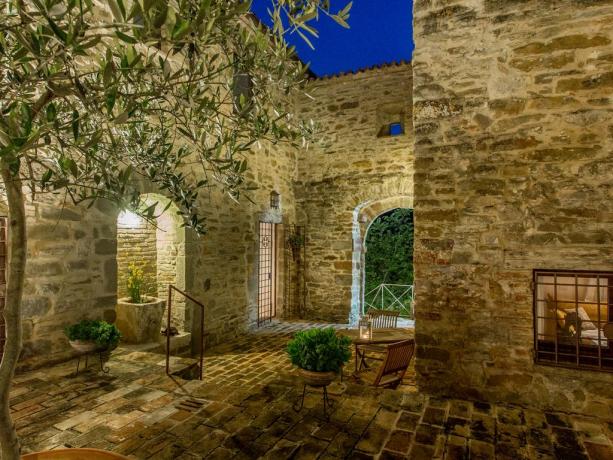 Antico Casolare in Umbria con appartamenti 