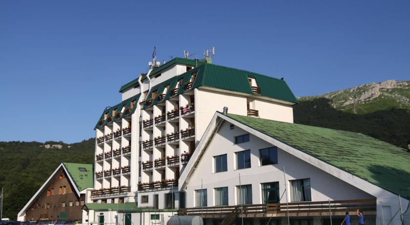 Hotel Ristorante a Prati di Tivo di Pietracamela, piscina coperta e navetta per impianti