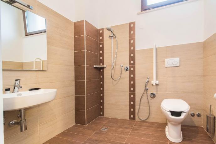 Bagno privato in camera in stile moderno 