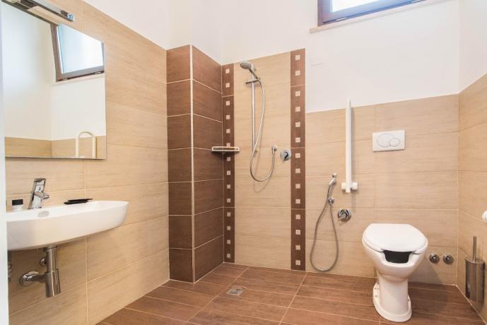 Bagno privato in camera in stile moderno 