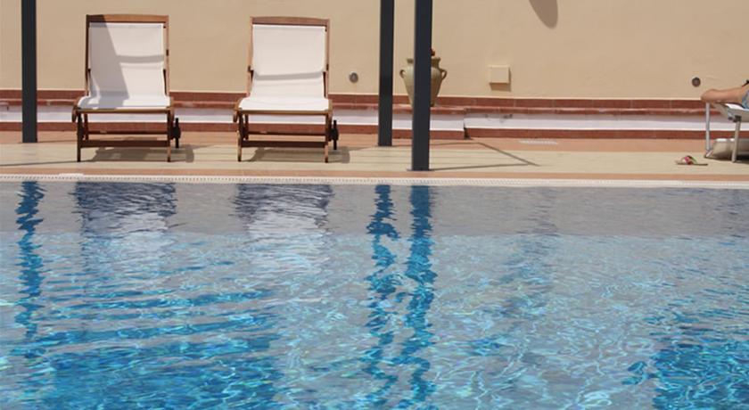 Piscina con sdraio ombrelloni tra Basilicata e Calabria