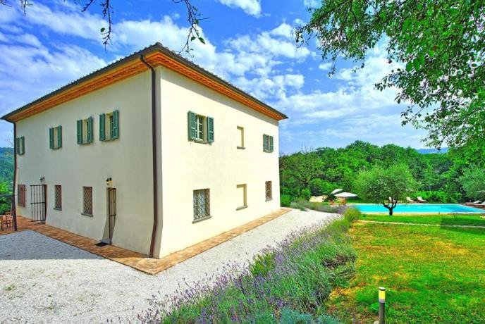Villa con  5 camere  bagni a Umbertide (Perugia Umbria), piscina e ambiente lussuoso.