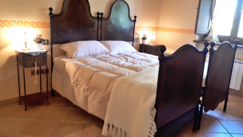 Camera da letto familiare in casale Tadino 