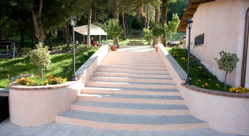 Viale alberato con giardino