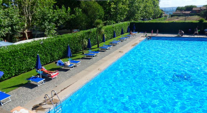 Piscina al Villaggio sul Lago a Bracciano 