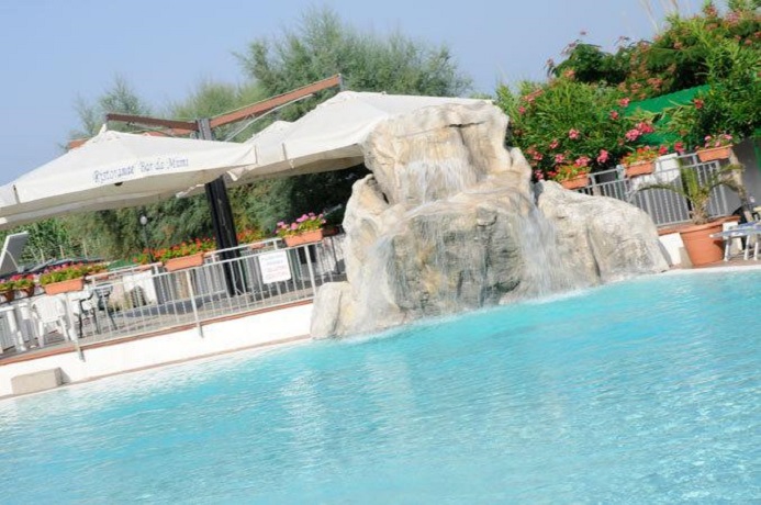 Ristorante bar a bordo piscina