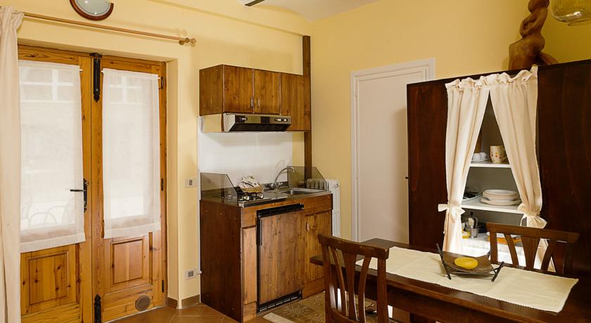 Area pranzo e cucina in legno