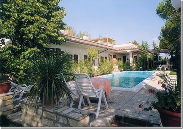 Residenza Podere casa vacanze perugia piscina lettini ombrelloni 