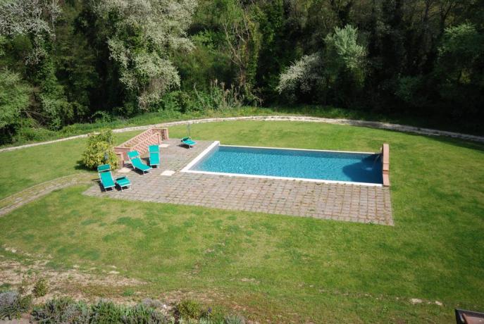 Piscina con ampio giardino, Residence a Terni