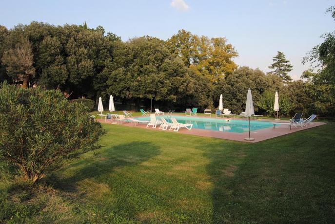 Piscina all'aperto attrezzata Agriturismo a Perugia 