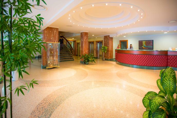 Hotel 4stelle, reception 24h, piscina esterna, ristorante