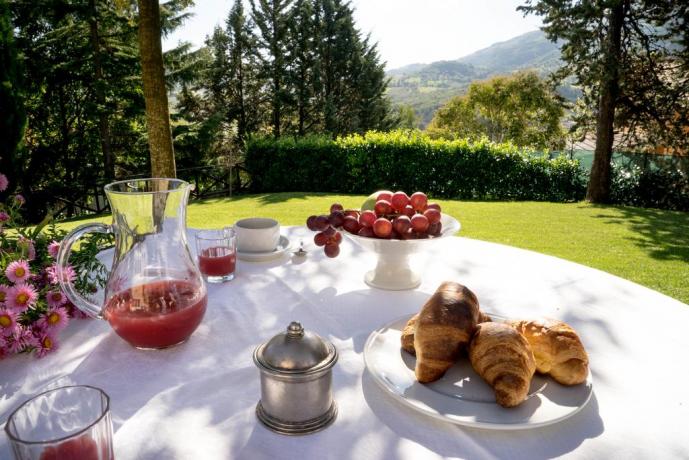 Colazione nel casale del medioevo ad Assisi 