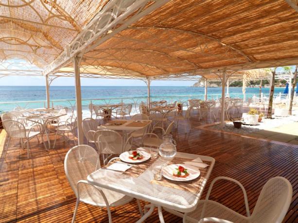 Ristorante sulla spiaggia con vista panoramica a Tropea