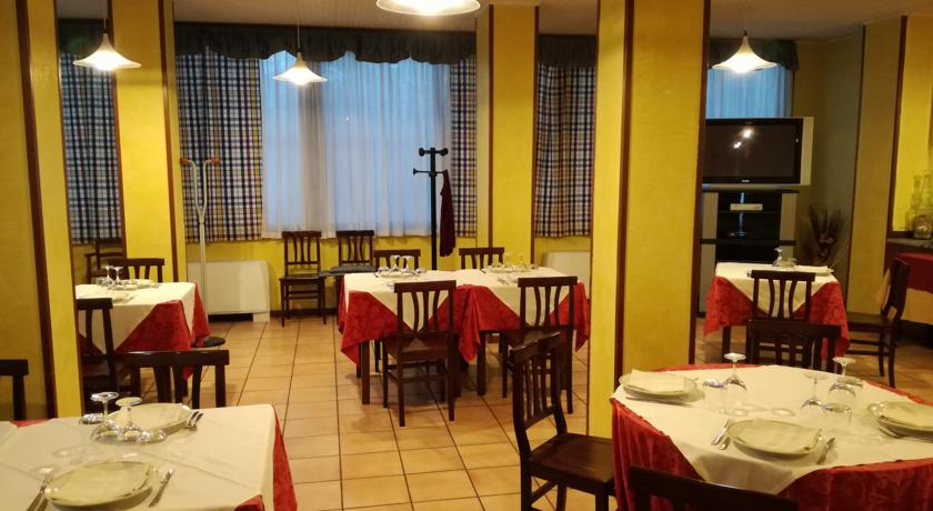 Sala ristorante con Tv in Hotel vicino Pomezia