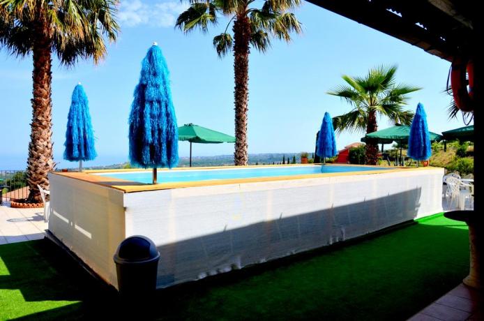 Piscina solarium B&B Santa Venerina