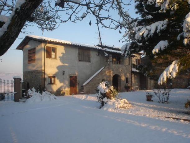 esterno agriturismo con neve 