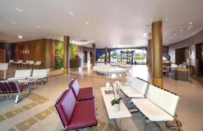 Hall con divanetti e Wi-fi hotel lusso Castellaneta-marina 