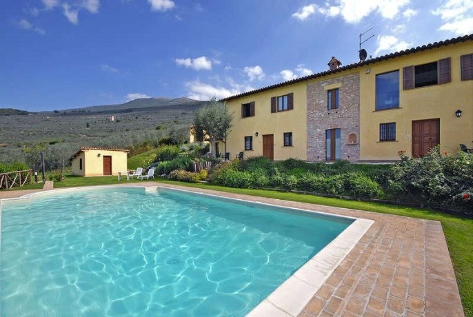 Agriturismo biologico con azienda agraria a Trevi. Appartamenti Vacanza in posizione panoramica a Trevi, Umbria. Agriturismo con piscina e degustazioni prodotti tipici umbri.