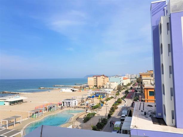 Spiaggia attrezzata davanti all'Hotel di Misano