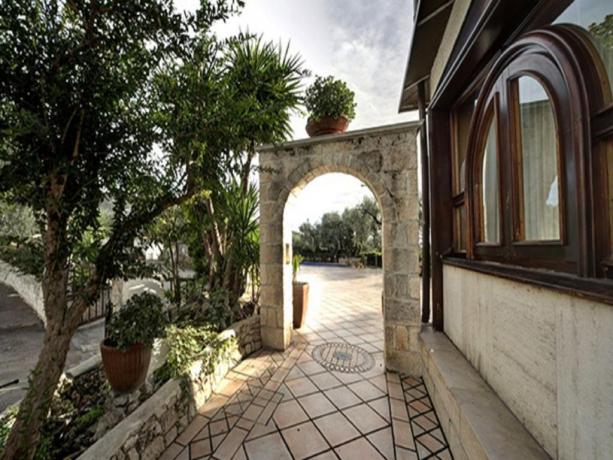 Arco in pietra all'hotel di Mattinata in Puglia
