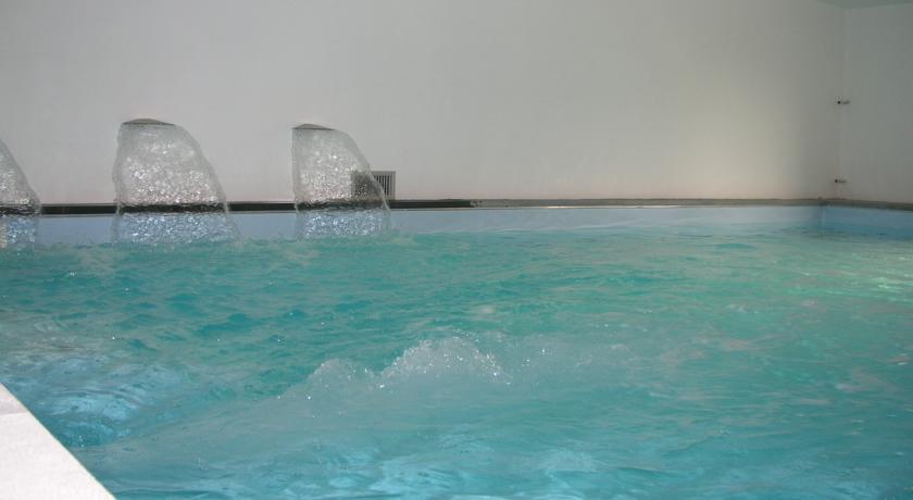 piscina interna riscaldata con nuoto contro-corrente 
