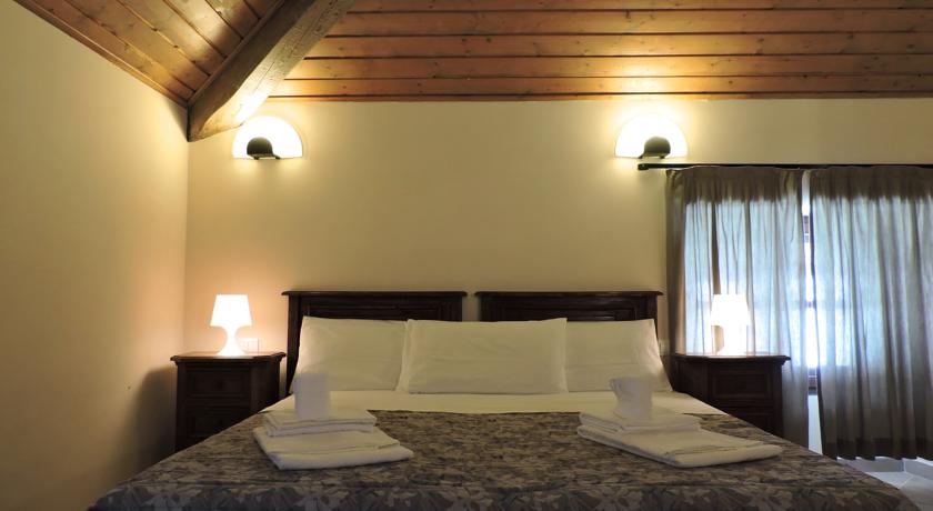 Camera atmosfera suggestiva con soffitto in legno