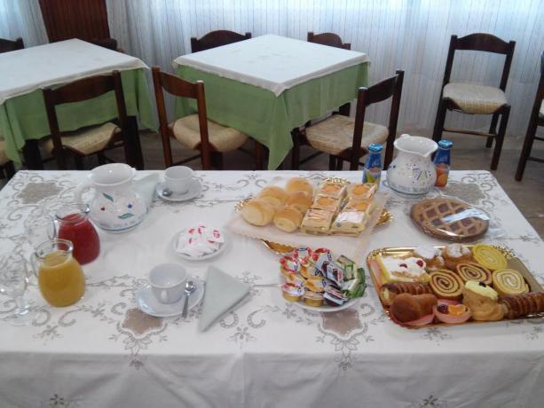 Abbondante prima colazione a buffet Hotel a Tancau