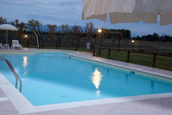 Tramonto romantico su piscina in agriturismo ad Assisi 