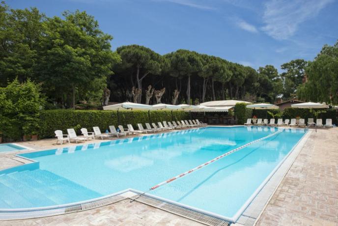 Piscina esterna ad Ardea ideale per gruppi
