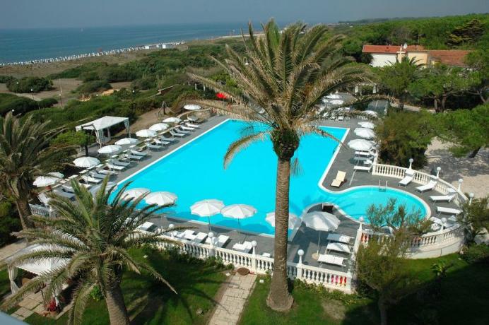 Hotel 4 stelle a Baia Domizia con Piscina Spiaggia e Animazione, animali ammessi,  accesso diretto alla spiaggia.