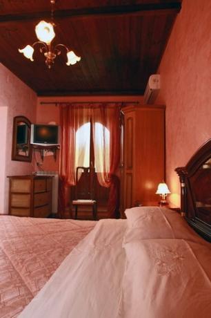Camera da letto finemente arredata