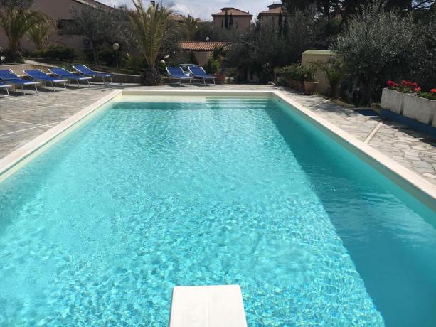 Piscina con trampolino villa per vacanze Perugia-Umbria 