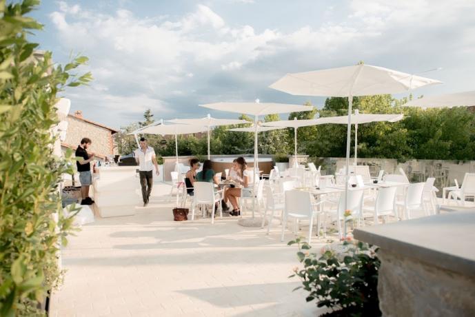 Terrazza all'aperto con sedie e tavolini  