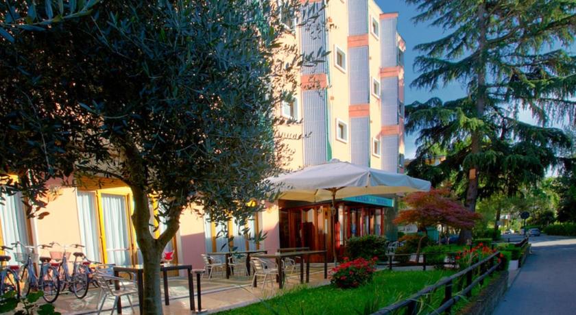 entrata hotel