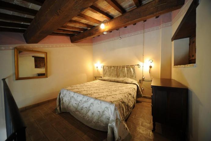camera matrimoniale soppalco agriturismo rustico umbria 