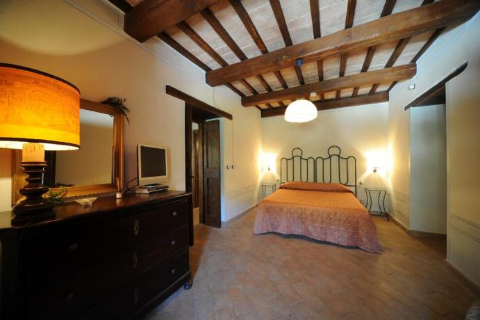 Camera matrimoniale con travi in legno Umbria 